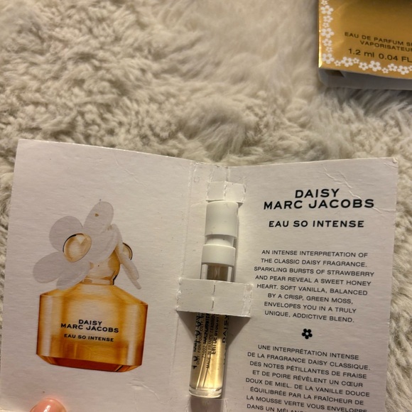 New Daisy Marc Jacobs Daisy Eau So Intense Perfume sample set - Picture 2 of 4